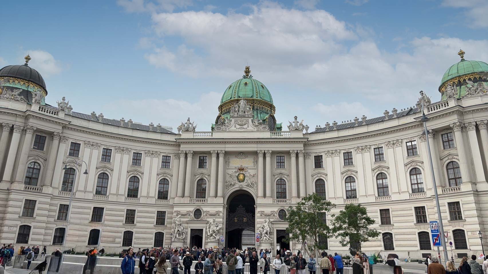 奧地利維也納霍夫堡皇宮(Hofburg Palace)的米夏埃爾廣場(Michaelerplatz)入口,也稱作米夏埃爾門(Michaelertrakt)